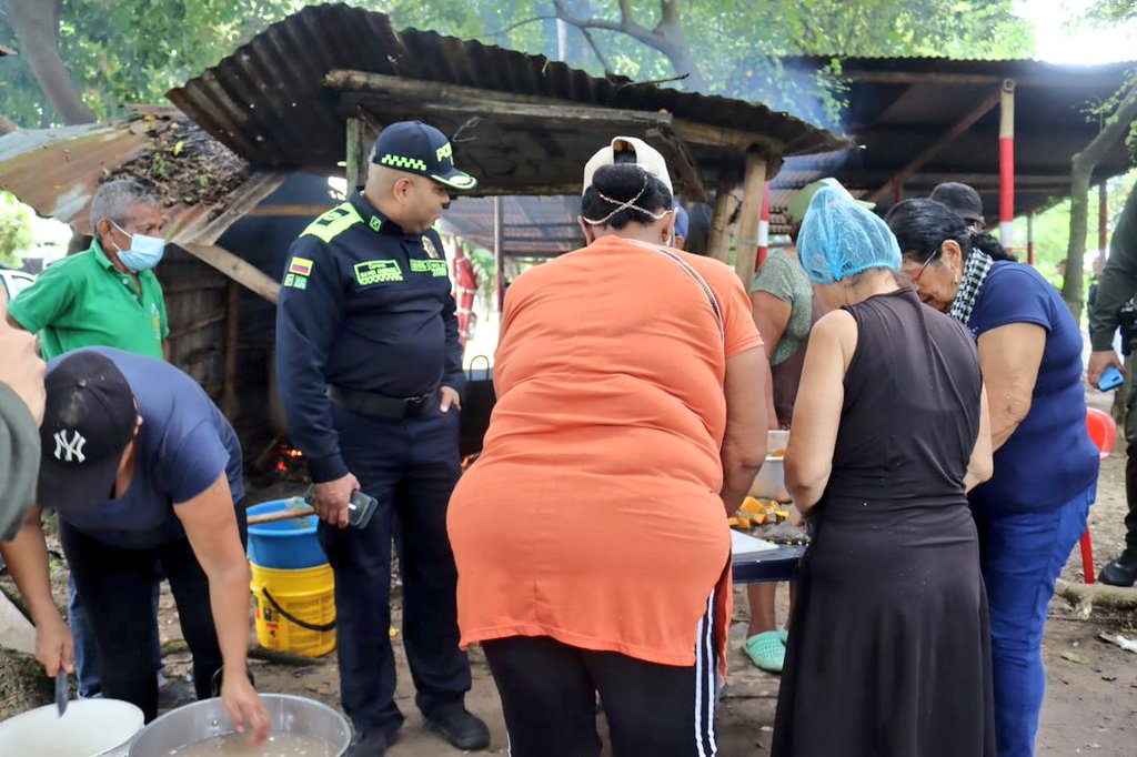 PoliciaArauca's tweet photo. En #Arauca nuestros policías y la comunidad del Barrio flor de mi Llano se integraron para realizar "Olla comunitaria" Ferias interinstitucional  y conversatorio para la construcción de paz, 🕊️ donde participaron diferentes entidades departamentales y municipales.
#DiosYPatria https://t.co/b1R92pFydW