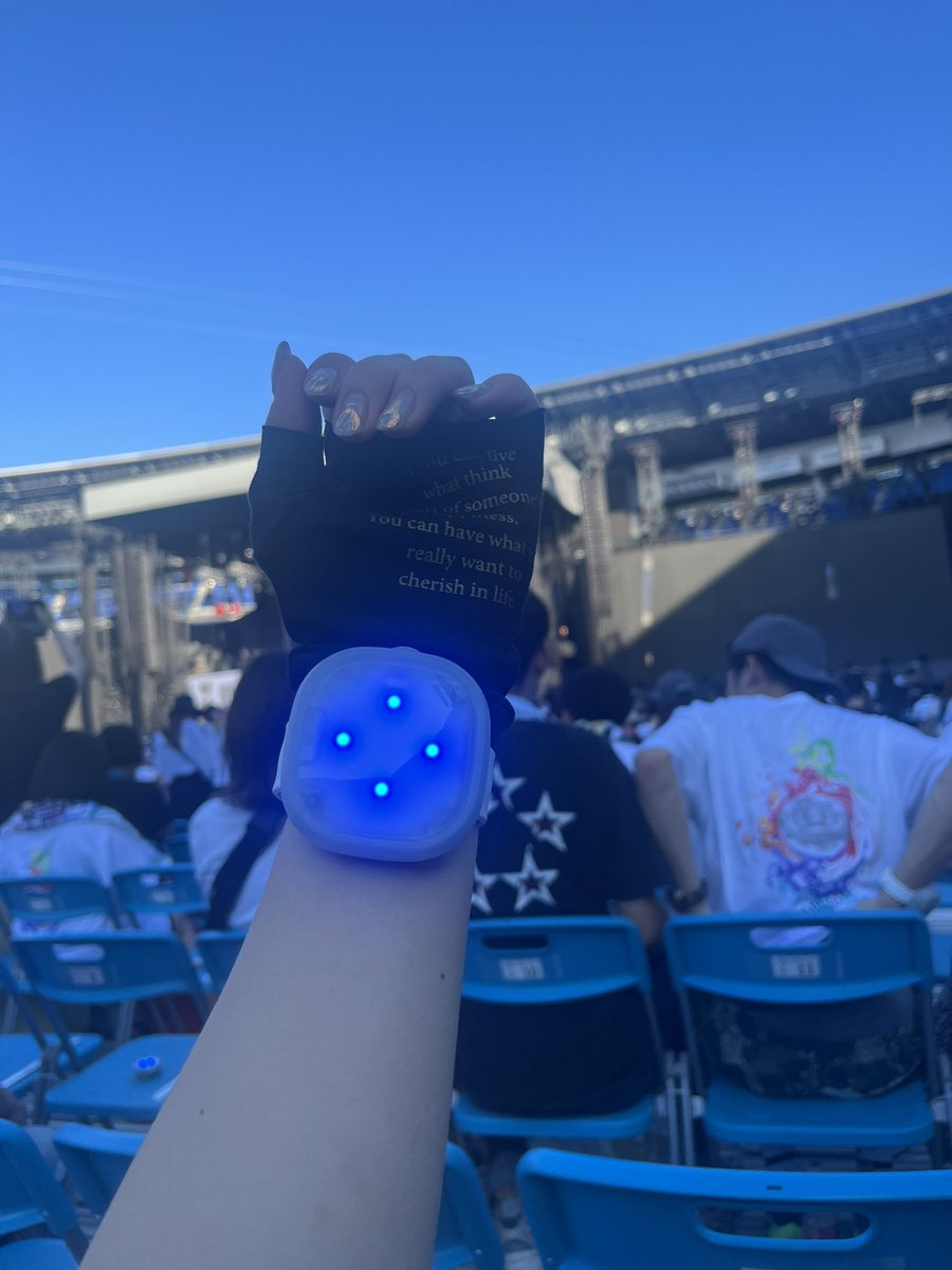 tani1014a's tweet photo. めちゃくちゃ楽しみしてたUVER日産、
始まればすぐ終わってしまって…
ライブ行ったばかりなのにもう行きたい🥹😩❤️‍🔥
素敵なとんでもセトリで…ありがとうUVERworld

来年ハワイ行ってやる
今日男祭りの方々楽しんできてください🥺🫧女crewの魂は授けました。

#UVERworld 
#UVERworld_日産スタジアム https://t.co/sAsHX7E9PZ