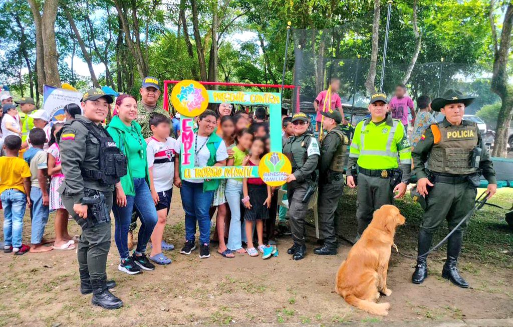 PoliciaArauca's tweet photo. En #Arauca nuestros policías y la comunidad del Barrio flor de mi Llano se integraron para realizar "Olla comunitaria" Ferias interinstitucional  y conversatorio para la construcción de paz, 🕊️ donde participaron diferentes entidades departamentales y municipales.
#DiosYPatria https://t.co/b1R92pFydW