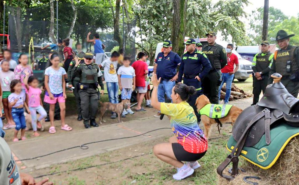 PoliciaArauca's tweet photo. En #Arauca nuestros policías y la comunidad del Barrio flor de mi Llano se integraron para realizar "Olla comunitaria" Ferias interinstitucional  y conversatorio para la construcción de paz, 🕊️ donde participaron diferentes entidades departamentales y municipales.
#DiosYPatria https://t.co/b1R92pFydW