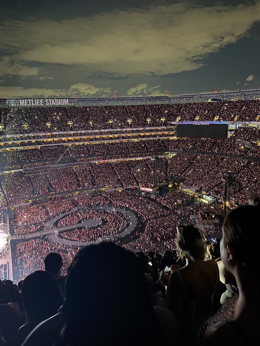 feverdream1989's tweet photo. @MetLifeStadium @BeyHive no screens for the peasants? https://t.co/Dh4glotAgK