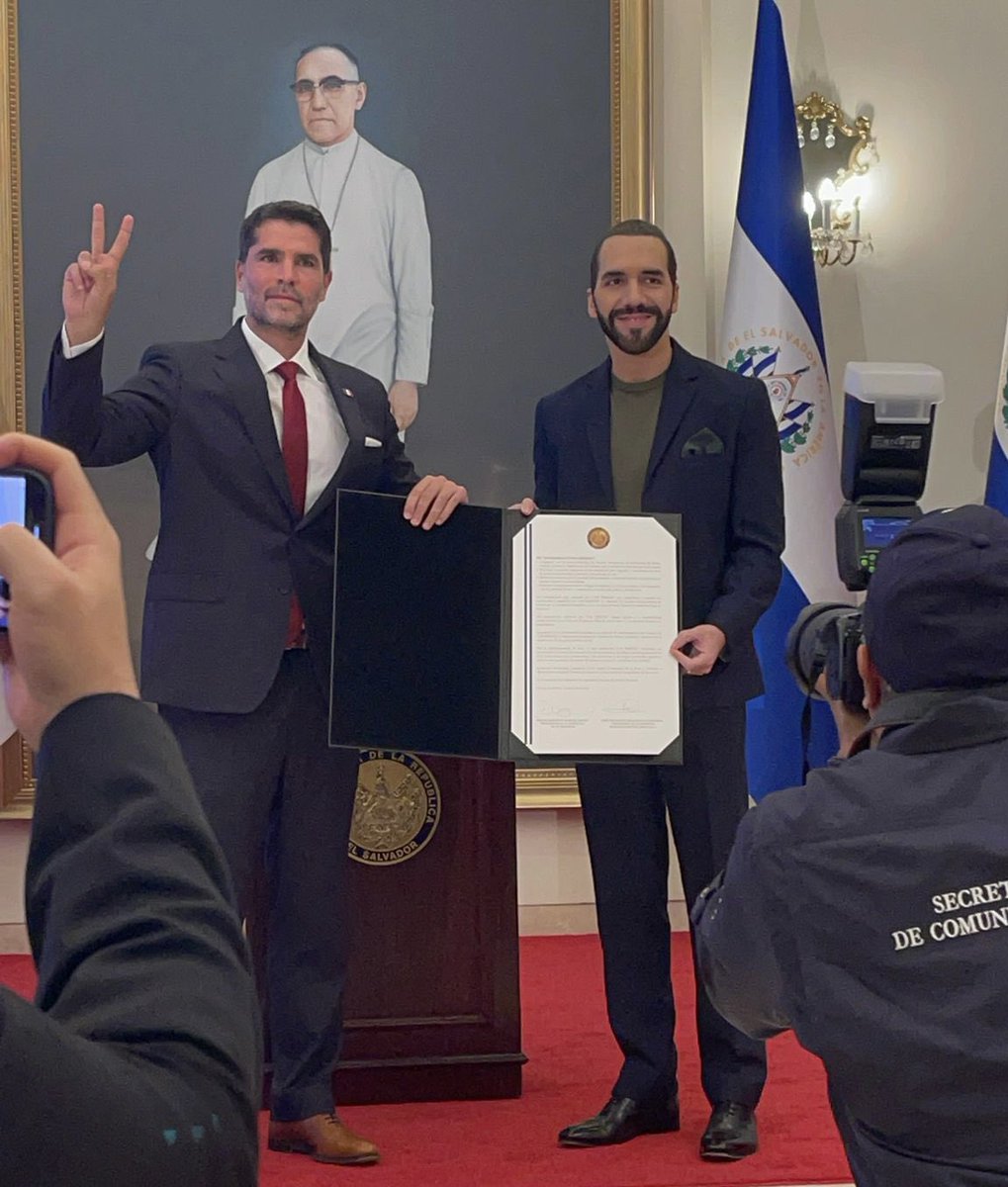 EVerastegui's tweet photo. Gracias, presidente @nayibbukele , por invitarnos a presentar Sound of Freedom en El Salvador. Gracias, por su decisión y valentía, al firmar un convenio de trabajo y cooperación para impulsar una lucha sin cuartel contra el crimen feroz de la trata de niños. Celebramos haber presentado la película por primera vez en una premier donde el anfitrión que convoca a los invitados es el presidente.
Antes de la proyección, mantuve un encuentro en la Casa Presidencial con Nayib Bukele, donde dialogamos sobre estrategias en materia de seguridad y combate contra el tráfico de niños, y firmamos un convenio de trabajo para establecer mecanismos de cooperación en materia de identificación, prevención y combate de la trata y explotación de niños.
La proyección de la película tuvo lugar en el Teatro Presidente y fue gratuita para más de 1.500 personas. A partir del 31 de agosto, Sound of Freedom estará en todos los cines de Latinoamérica. Y poco después, en Europa, Asía y África. El movimiento Sonido de Libertad sigue creciendo. ¡Juntos somos más fuertes!

@SOFMovie2023 
@AngelStudiosInc