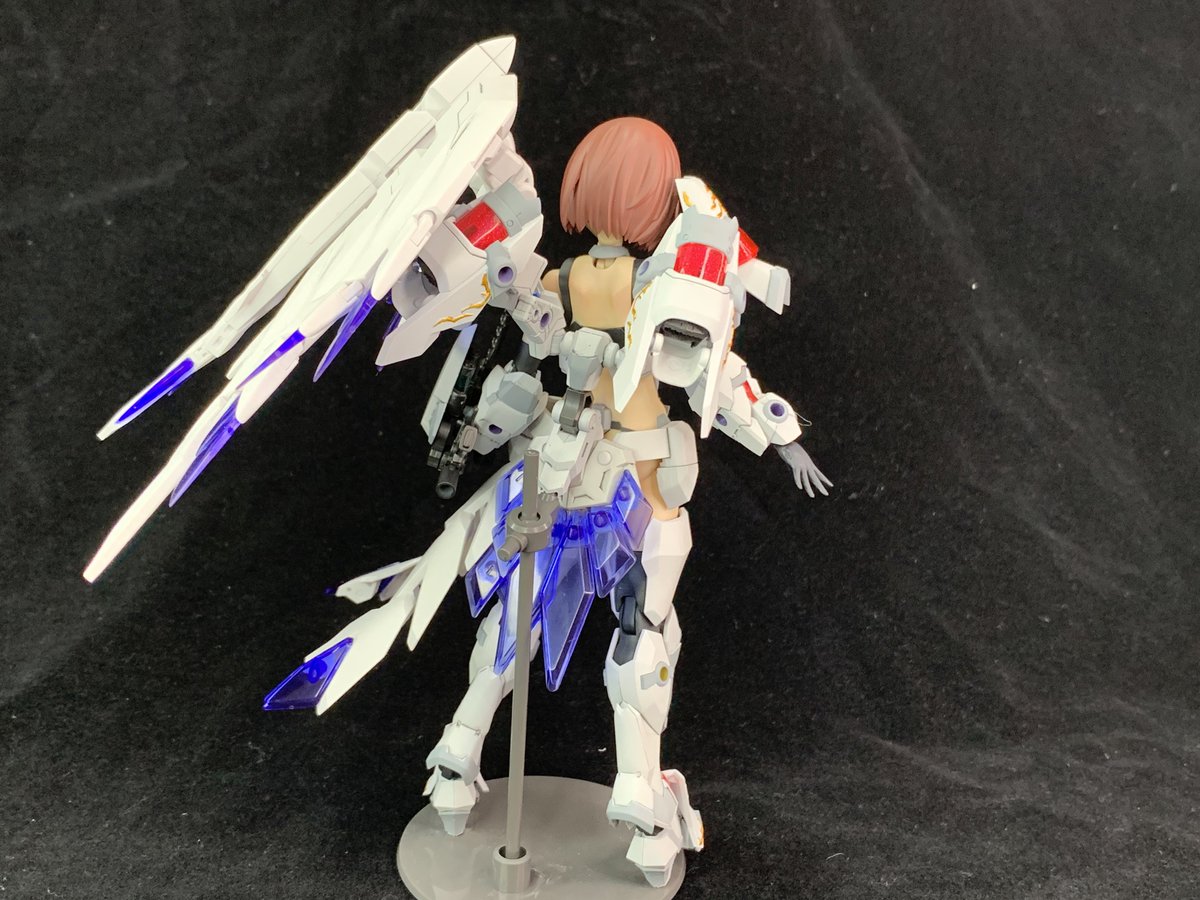 monoiLOVER's tweet image. 一雷さんの新装備完成なり!
メインカラーは白狼から頂きました、名前は《ホワイト・フェザー》意味はそのまま白い羽
#フレームアームズ・ガール
#FAガール
