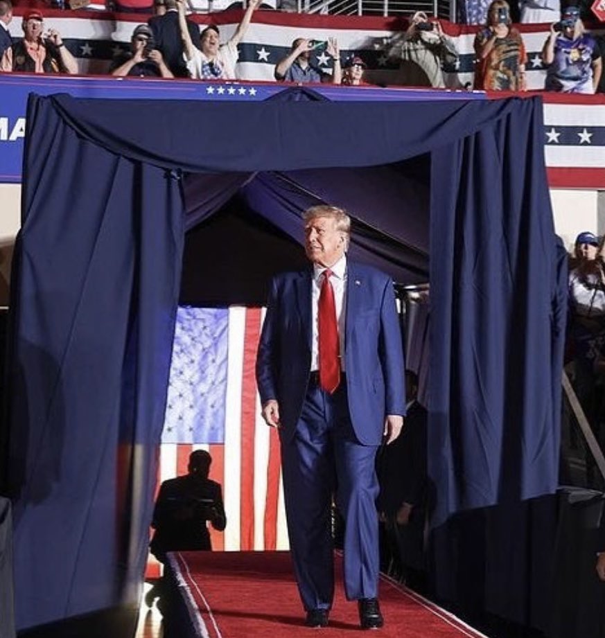 Biden yesterday vs. Trump tonight.

All that money and still can't afford a good tailor. 🙄