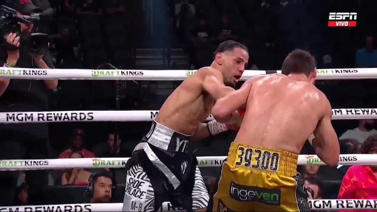 Marcel_305's tweet photo. Que clase de orgullo. En la cartelera de la pelea de boxeo más importante de este año Crawford vs Spence, le dieron la oportunidad a un cubano de solo 23 años, Yoenis “Bandolero” Tellez. Tellez solo tuvo alrededor de dos semanas para prepararse contra un rival con mucha más experiencia, no le importó nada de eso y tomó el reto, era una oportunidad única. Nuestro paisano gana de manera espectacular llevando a la lona a su oponente en el 3er capítulo de la pelea. Campeón felicidades, súper merecido, el mundo entero te vió y créeme, se vienen cosas muy buenas para ti. Donde quiera que un cubano triunfe tenemos que apoyarlo 🥊🇨🇺
#BoxeoCubano