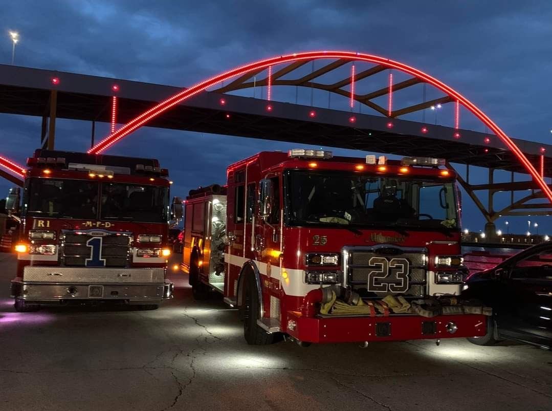 PFFW's tweet photo. Amazing tribute to #Milwaukee Fire Fighter/Paramedic Jeremiah JD Dunn by Light the Hoan illuminating red in his honor. #Wisconsin https://t.co/oSJyb52NoG