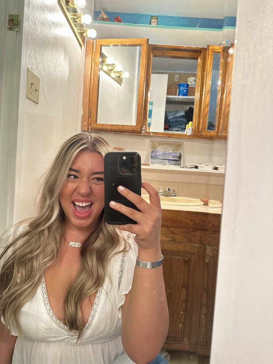 AnneElizabethCo's tweet photo. just in case any of you forgot what i look like 😜 https://t.co/VE5L94FVVV