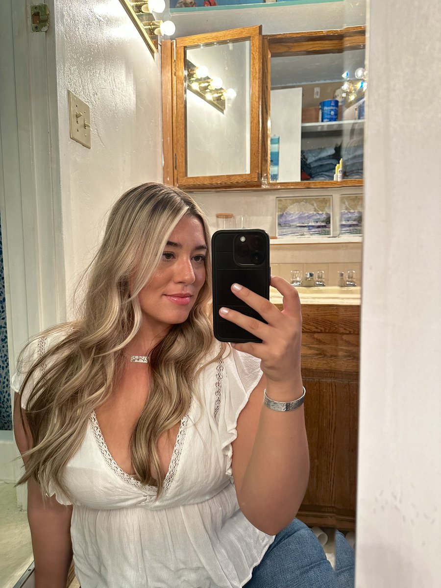 AnneElizabethCo's tweet photo. just in case any of you forgot what i look like 😜 https://t.co/VE5L94FVVV