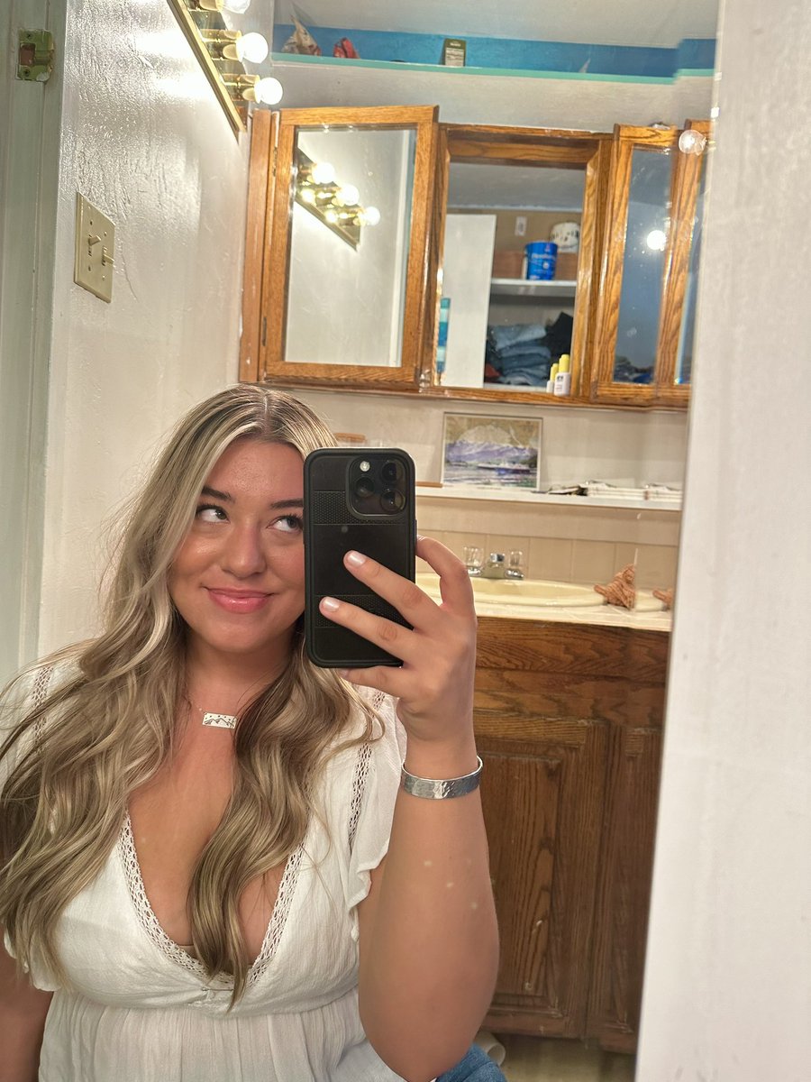 AnneElizabethCo's tweet photo. just in case any of you forgot what i look like 😜 https://t.co/VE5L94FVVV