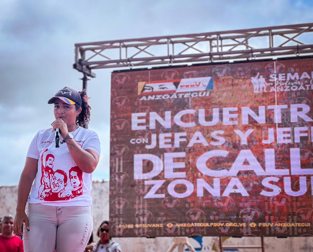 camuchamarquez's tweet photo. Municipio Guanipa Anfitrion del Ecuentro, de las Jefas y Jefes de Calle de la Zona Sur. fue una Demostracion de Fuerza herman@s Revolucionari@s comprometidos con el Proyecto Bolivariano, debatiendo líneas Orientadoras del Presidente  Maduro. FELIZ CUMPLEAÑOS  BOLÍVAR  - CHÁVEZ https://t.co/CD4gbxVw4d