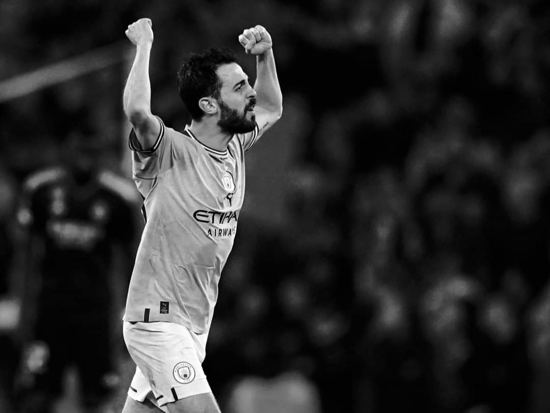 __LucyBell's tweet photo. 🚨DE ÚLTIMO MINUTO🚨

— Barcelona ha preguntado oficialmente al Manchester City por la situación de Bernardo Silva.

—El City ha respondido que está muy bien y que gracias por preguntar. https://t.co/DVCWMnilyX