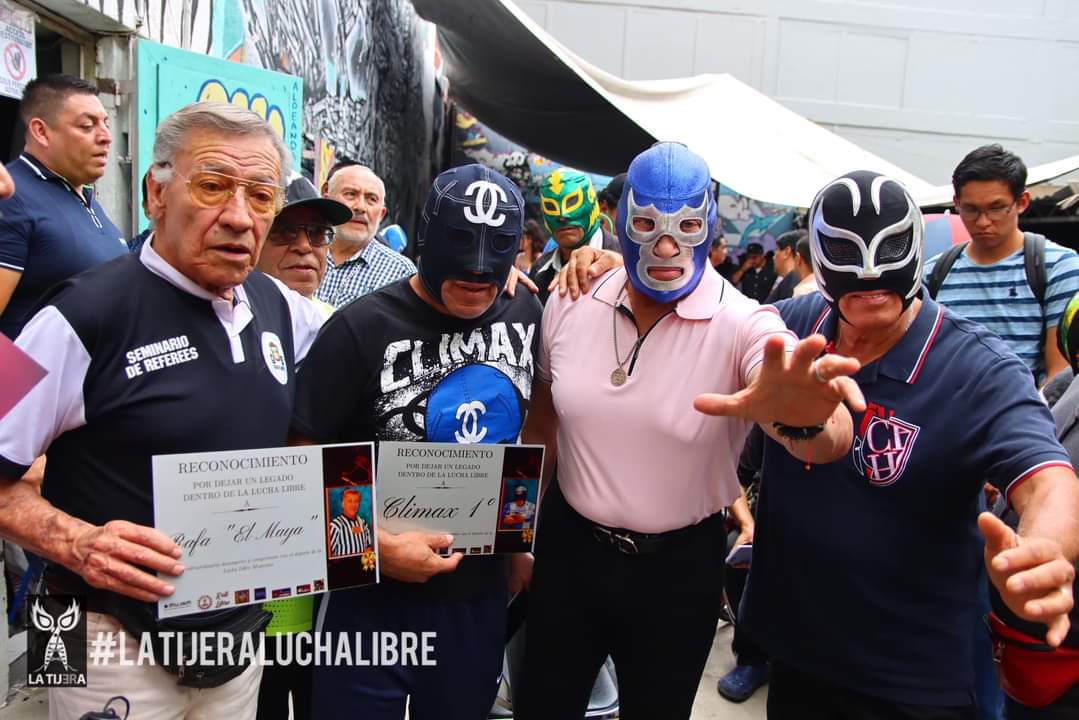 LaTijeraLucha's tweet photo. Gran convivencia en el #MuseoDelJugueteAntiguoMexico con las leyendas de la lucha libre por parte de #LuchaConvivencia donde reconocieron la gran labor de @BlueDemonjr #RafaElMaya, #CachorroMendoza, #Migala, #Mogur, #Tramposo, #MiniSangreChicana #TaniaLaGuerrillera #IrmaAguilar https://t.co/7ufCLddaBE