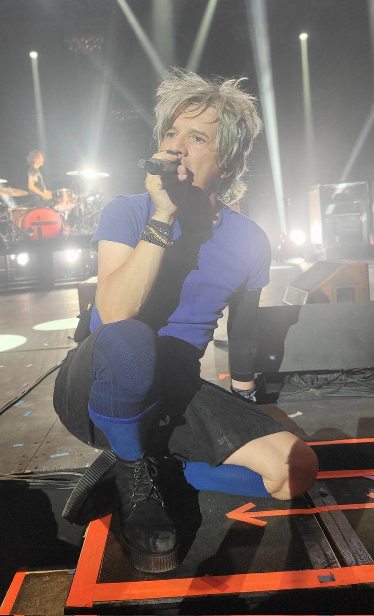 emiliepak's tweet photo. Je n'ai aucun mots pour résumer le concert de ce soir tellement c'était ouf!!! 
Merci @indochinetwitt  @nicolasirkis  @oLidESaT_  pour ce moment hors du temps https://t.co/nv2tdPBnlg