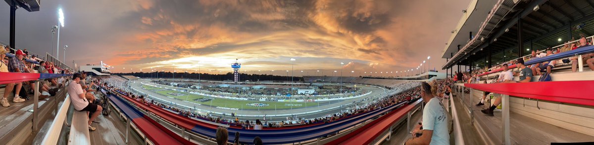The_Stroker_Ace's tweet photo. Great sunset at @RichmondRaceway for the @NASCAR_Trucks race https://t.co/Ywo3niHt9X