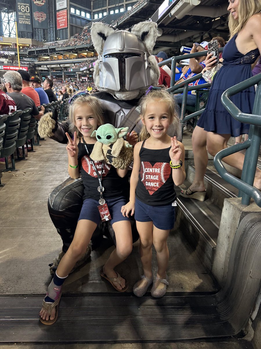 Moirty's tweet photo. #StarWars night! #dbacks #whatafan https://t.co/j2ZZcaAXet