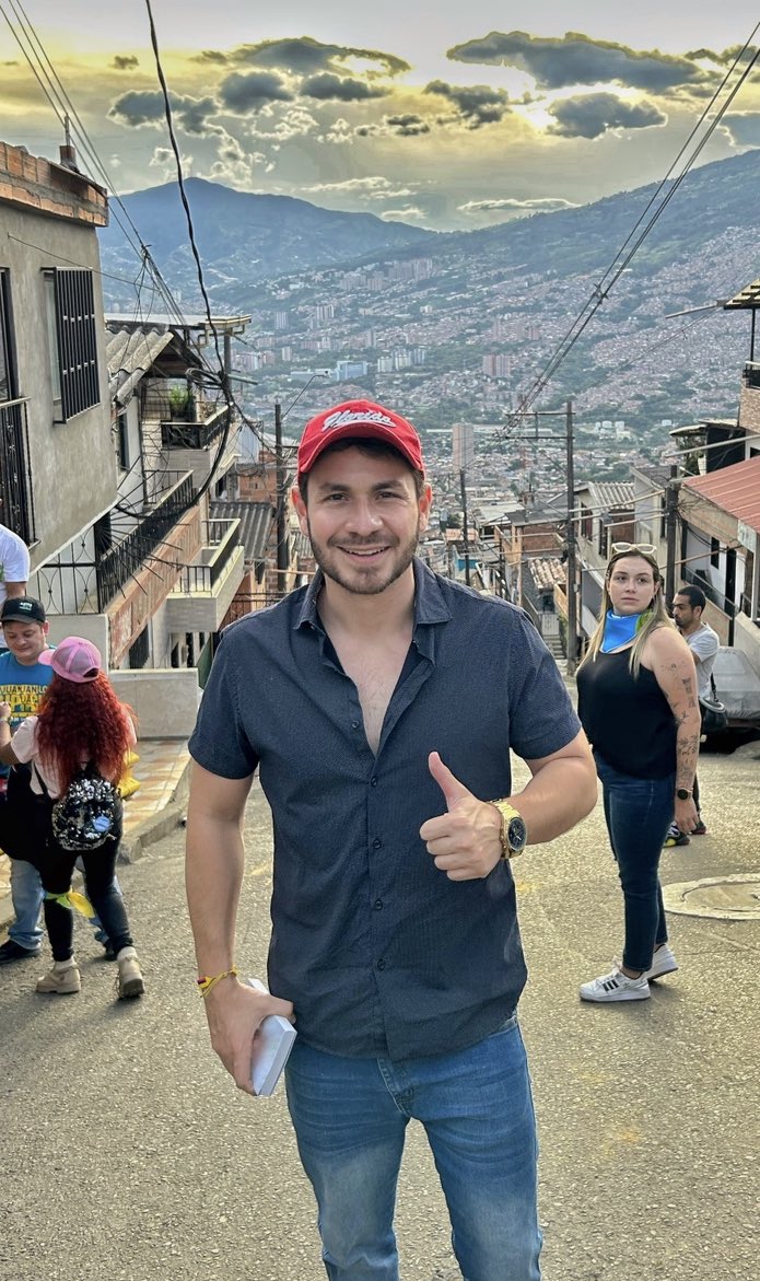 Danielmunozgo1's tweet photo. ¡Comenzamos el recorrido por la ciudad desde Manrique! Gracias compas, juntos lograremos cosas grandes para todos 💜 https://t.co/yUJmJic6n9