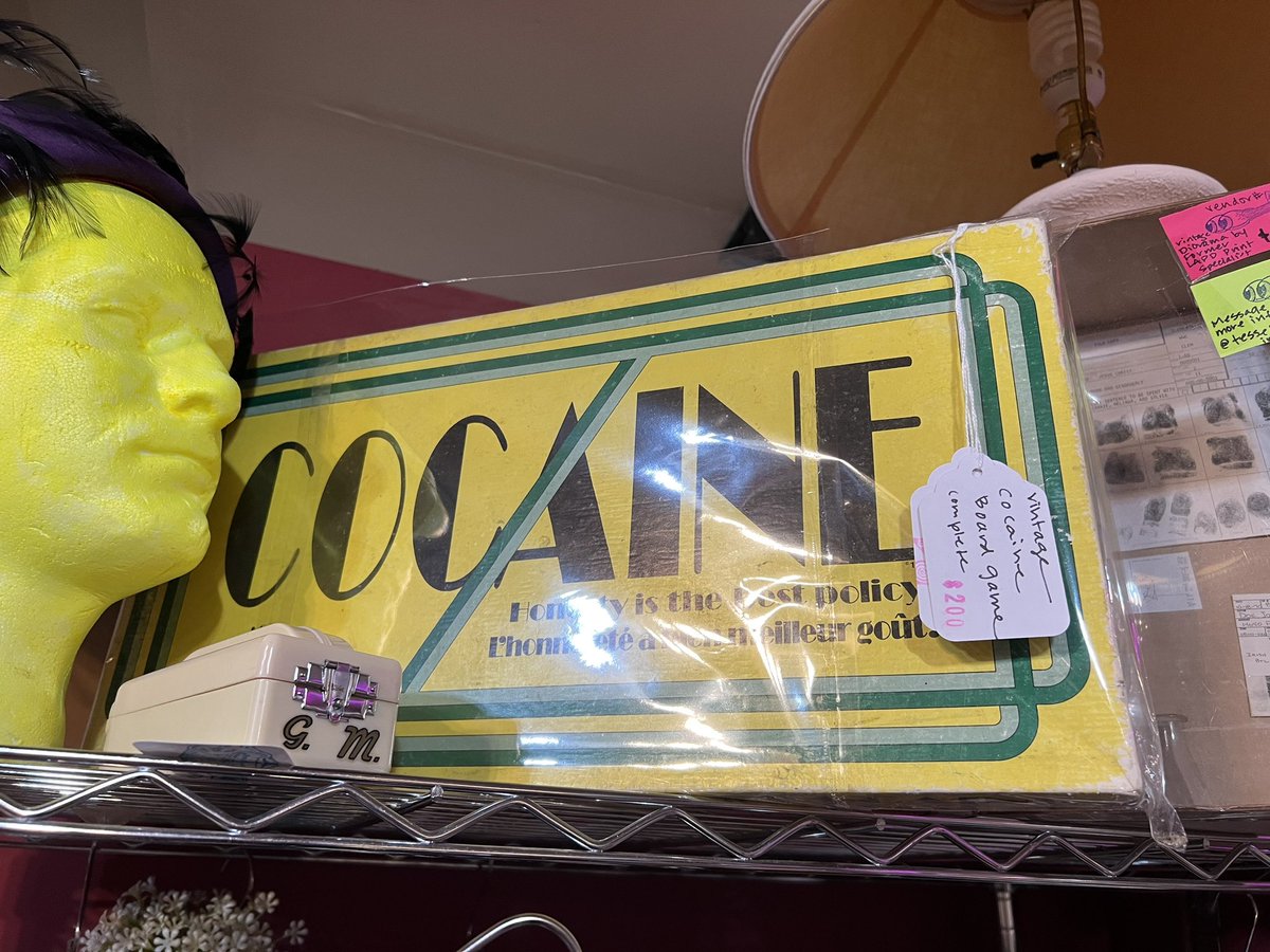 StevenRayMorris's tweet image. A lot happening at this antique mall: