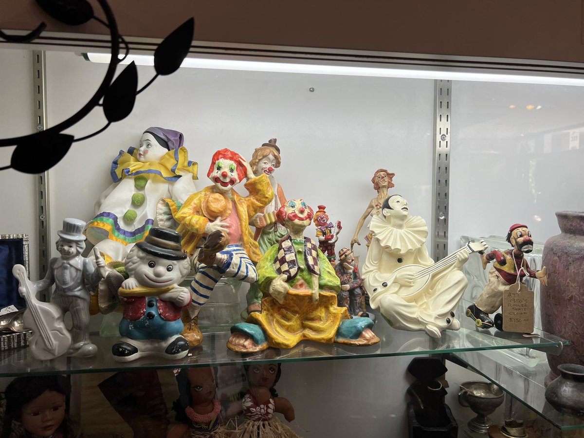 StevenRayMorris's tweet image. A lot happening at this antique mall: