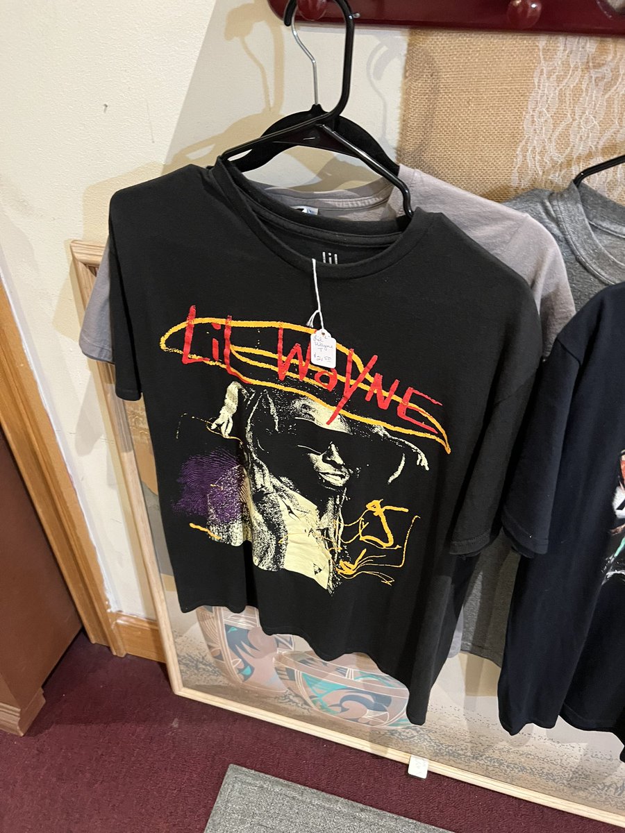 StevenRayMorris's tweet image. A lot happening at this antique mall: