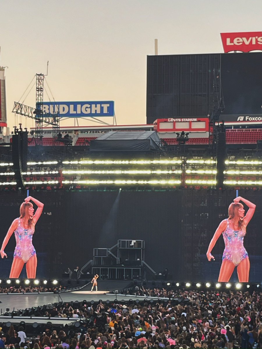 loops_____'s tweet photo. a long time coming 💚💛💜❤️🩵🖤🩷🤎🤍💙 @taylorswift13 @taylornation13  thank you for an enchanting night. the night was sparkling! https://t.co/RuMnk1w3y8