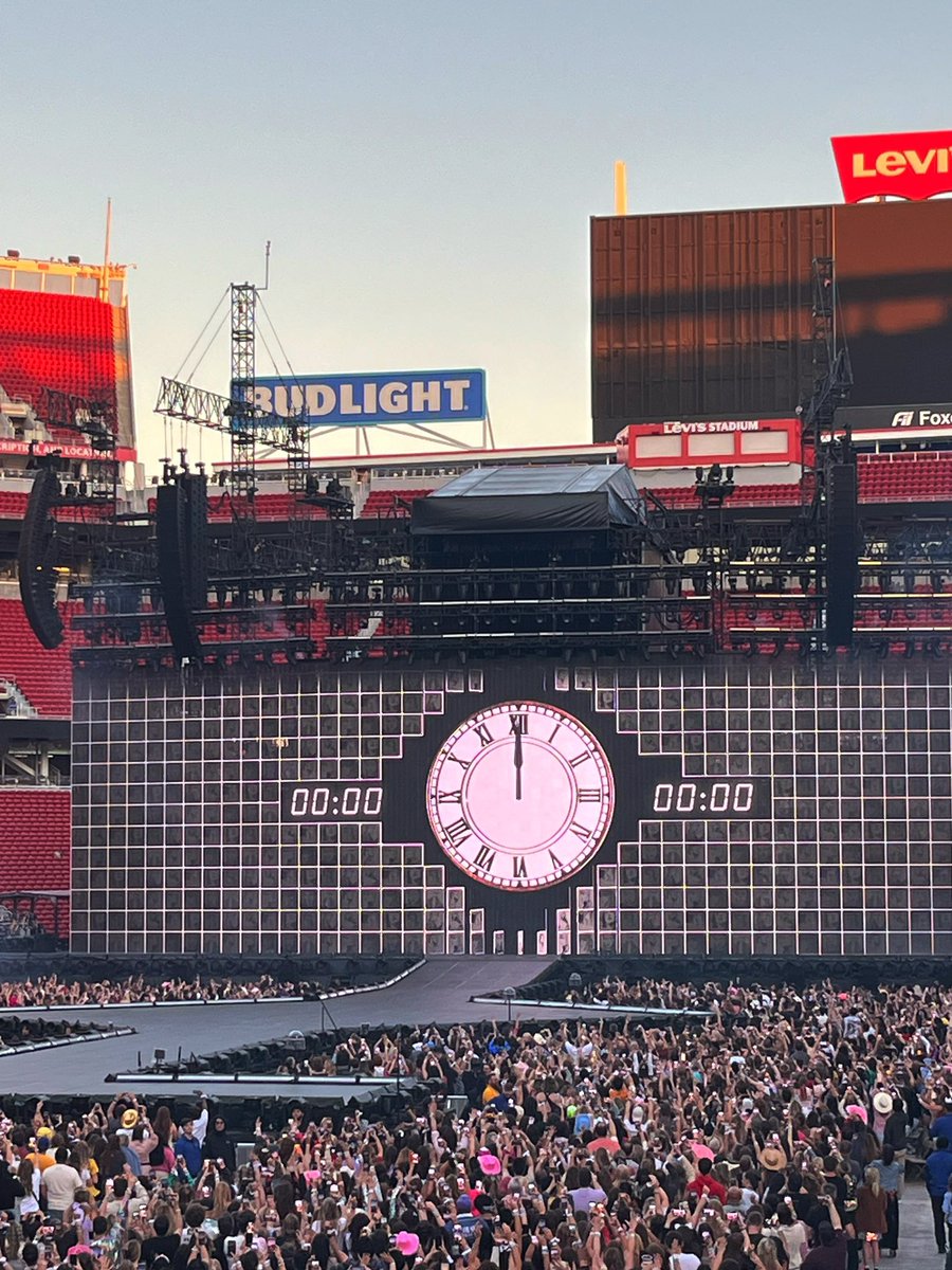 loops_____'s tweet photo. a long time coming 💚💛💜❤️🩵🖤🩷🤎🤍💙 @taylorswift13 @taylornation13  thank you for an enchanting night. the night was sparkling! https://t.co/RuMnk1w3y8
