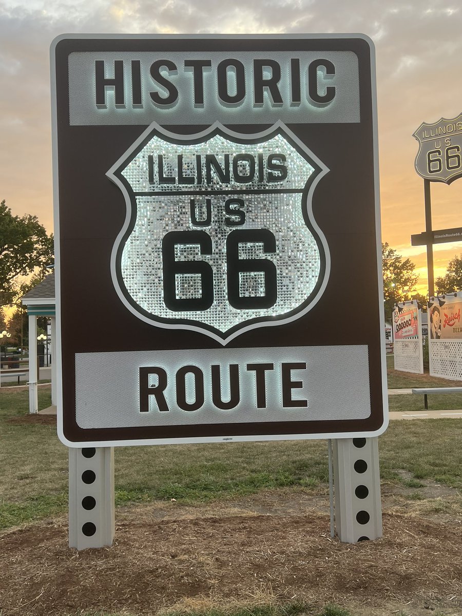 Lcarnes7's tweet photo. A beautiful night to go on a journey through the Route 66 experience. 
#ilroute66 @ILRoute66 https://t.co/qJyhE3qDYT