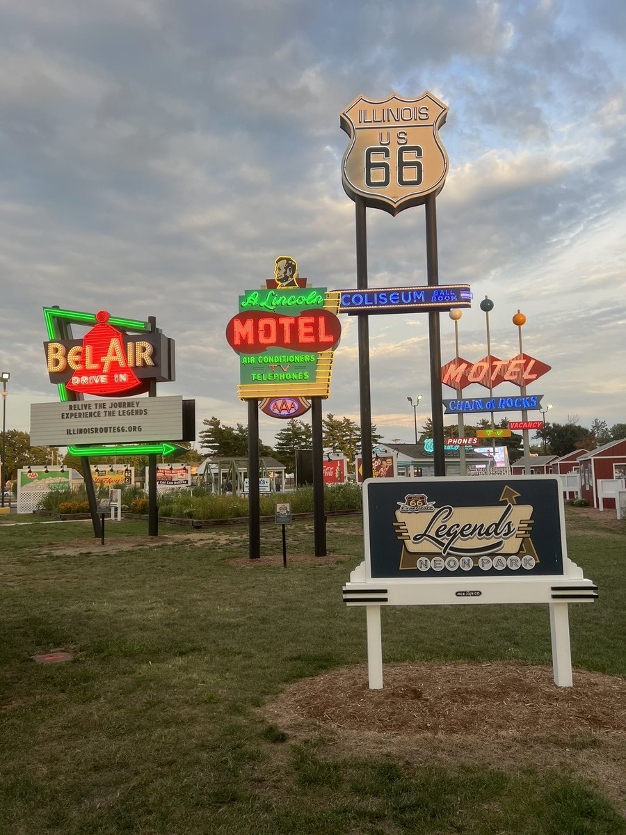 Lcarnes7's tweet photo. A beautiful night to go on a journey through the Route 66 experience. 
#ilroute66 @ILRoute66 https://t.co/qJyhE3qDYT