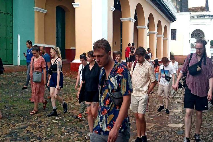 Una brigada de solidaridad formada por jóvenes miembros de los Partidos Comunistas de Alemania y Bélgica, recorrió la zona colonial de Trinidad, Patrimonio Cultural de la Humanidad, en Sancti Spíritus. #Cuba #ConTodosLaVictoria #DeZurdaTeam #IzquierdaUnida