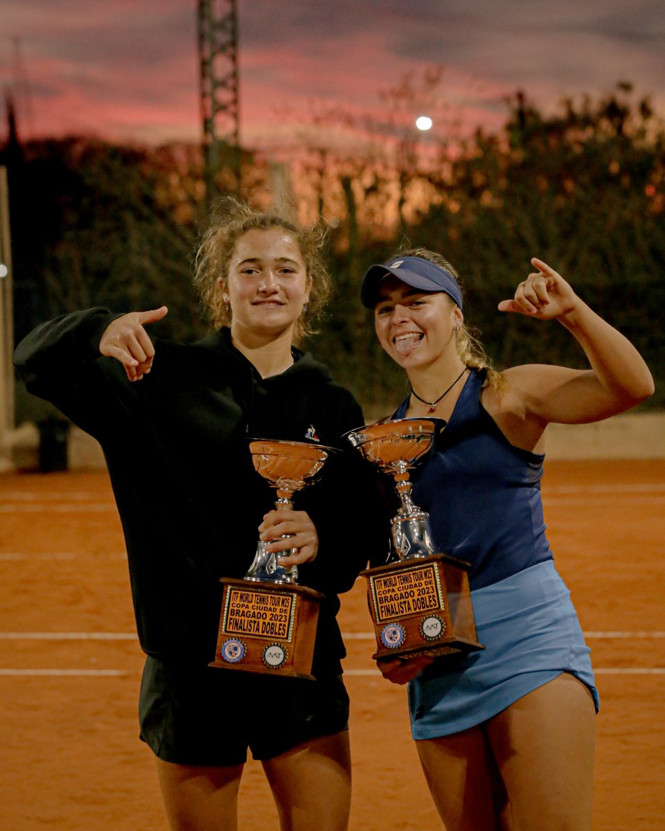cuando te llevas un trofeo, y el atardecer está lindo también
espero repetir mucho esta foto, y con mas trofeos
<a href="/cande_vazquez15/">Candela Vazquez</a> <a href="/LMoyano27/">luli_moyano27</a>