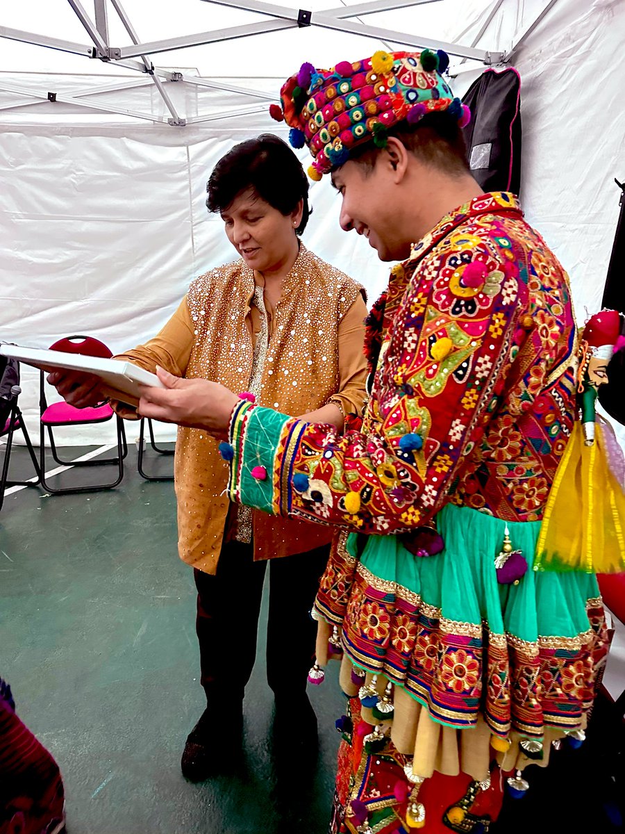 MjHemal's tweet photo. Meeting a Dandiya Queen and Pop Queen @FalguniPathak12 is always a memorable experience. It’s not just about the autograph or photo. It’s about connecting with them and making memories that will last a lifetime!
#MusicalLadka #Falgunipathak #MyAlltimefav
#Prizewinner #Bestdress❤️ https://t.co/cxPhuqJDJ6