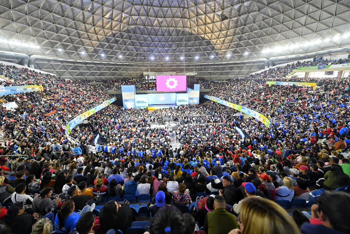 Danilofloresok's tweet photo. Gran concurrencia del Pueblo Riojano, dando el apoyo a los candidatos presidenciales @SergioMassa y @RossiAgustinOk y su compromiso con un #SuperDomo repleto. Gracias @QuintelaRicardo, hermoso acto y a los militantes que estuvieron presente desde distintos puntos de la provincia https://t.co/MS11AGKpI7