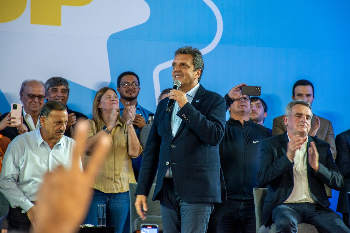 Danilofloresok's tweet photo. Gran concurrencia del Pueblo Riojano, dando el apoyo a los candidatos presidenciales @SergioMassa y @RossiAgustinOk y su compromiso con un #SuperDomo repleto. Gracias @QuintelaRicardo, hermoso acto y a los militantes que estuvieron presente desde distintos puntos de la provincia https://t.co/MS11AGKpI7
