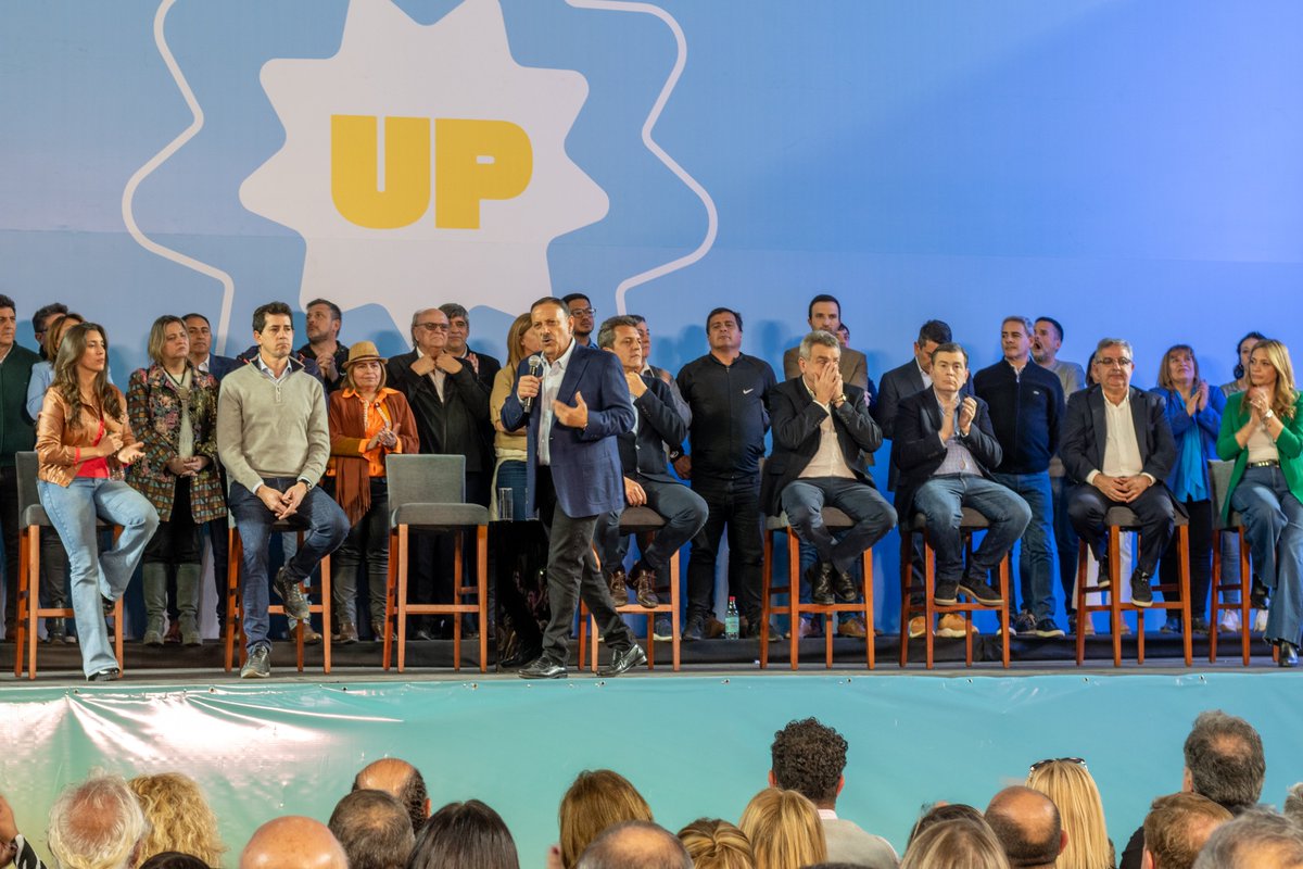 Danilofloresok's tweet photo. Gran concurrencia del Pueblo Riojano, dando el apoyo a los candidatos presidenciales @SergioMassa y @RossiAgustinOk y su compromiso con un #SuperDomo repleto. Gracias @QuintelaRicardo, hermoso acto y a los militantes que estuvieron presente desde distintos puntos de la provincia https://t.co/MS11AGKpI7