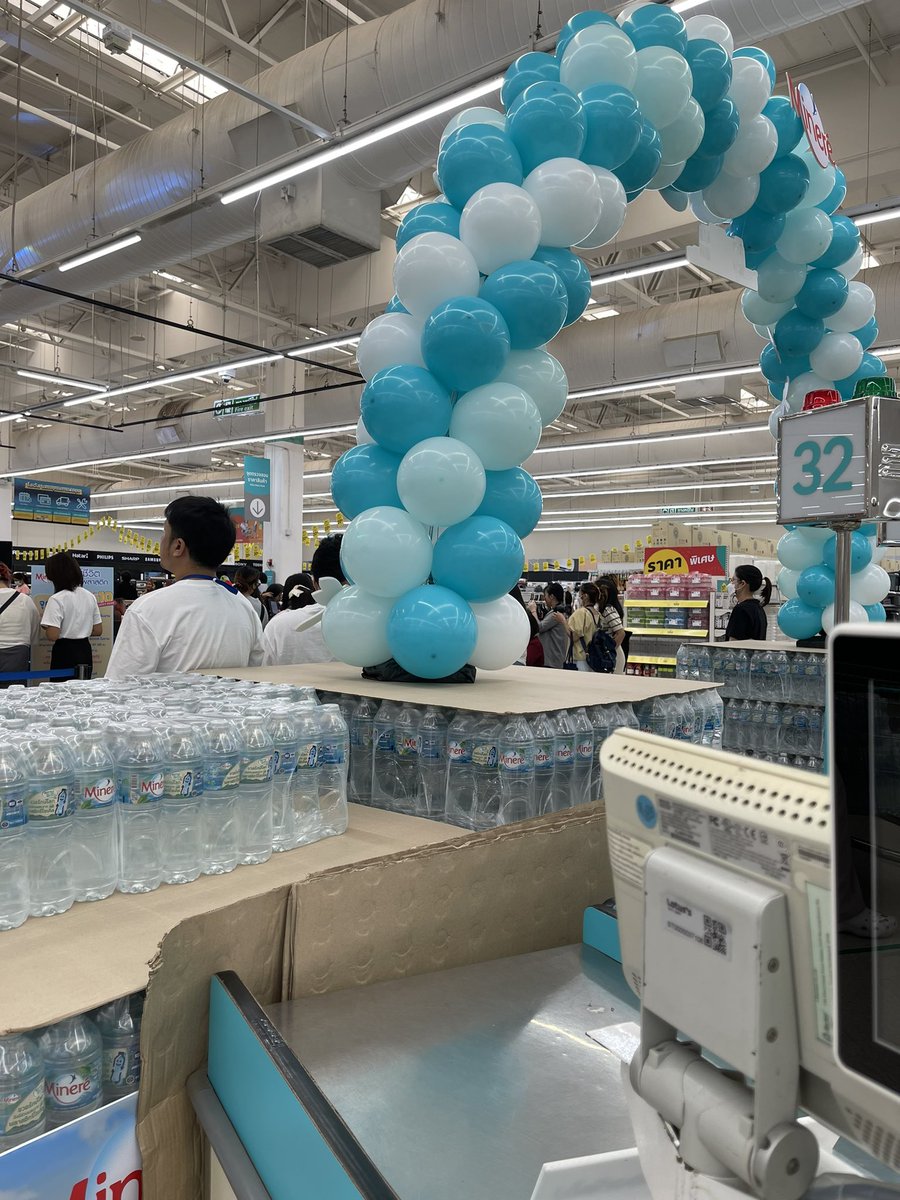 ya_preeyawan's tweet photo. มีใครจะรับน้องๆไปมั้ยคะ😉 รอแจกอยู่ตรงนี้นะคะ มี50ชิ้น สำหรับผู้ที่อยู่ในบริเวณงานตอนนี้ค่ะ
#MinereXForceBookAtLotuss
#MinereBottleMadeFromBottles
#ฟอสบุ๊ค #fforce_ #kasibook https://t.co/fumJffDczE