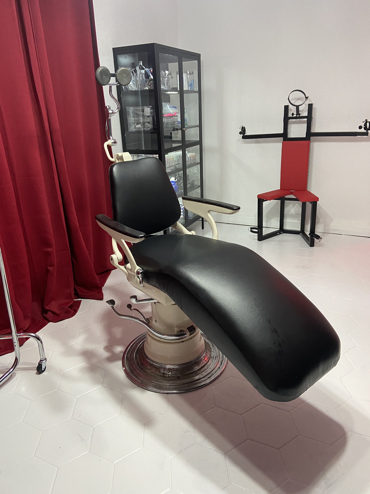 There are a lot of things I’m excited about when it comes to my new dungeon, but my fully functional creepy old dental chair tops the list. I took it apart, got it reupholstered + powder coated, and put it back together again. There was no manual. It took a long, long time. https://t.co/gJAW0dEwo0