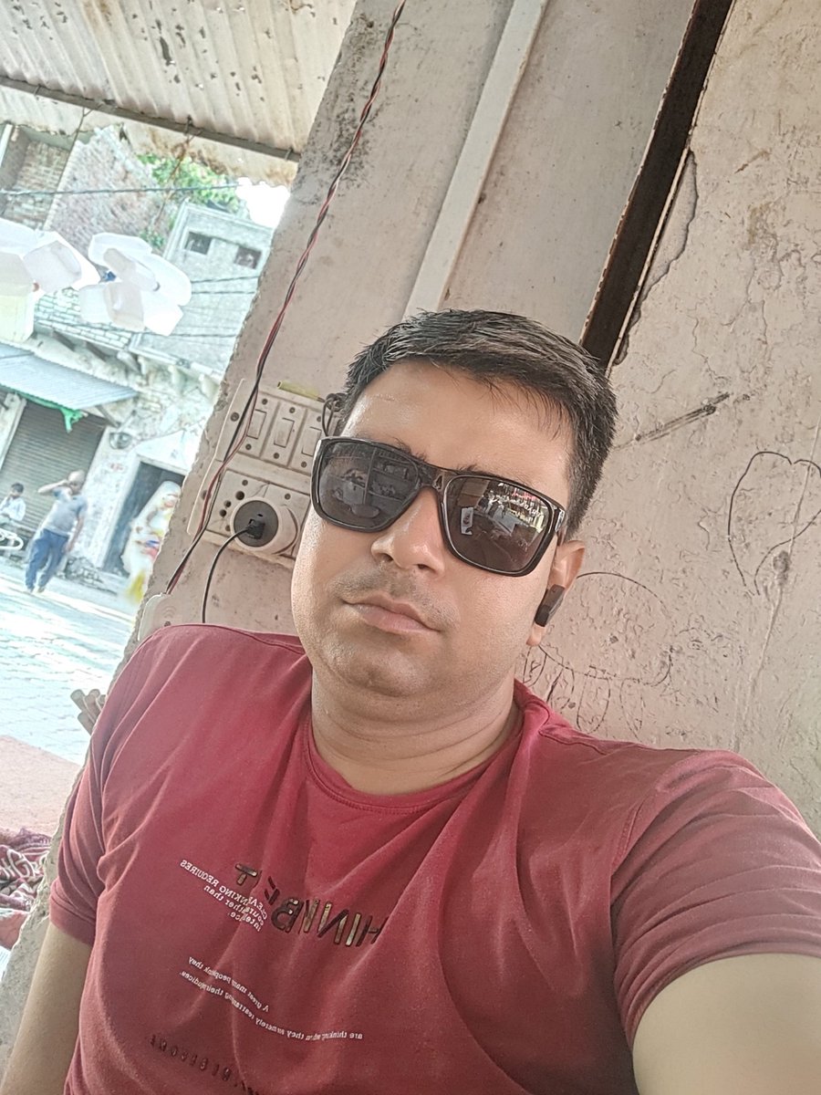 ShivBaindel's tweet photo. वर्तमान समय में किसी से नजर मिला कर बात ना करें 
वरना आंखों को 3 दिन के लिए  करना पड़ेगा कोरोटीन
जनहित में जारी,,, गंगे हर https://t.co/NA95JIwanV