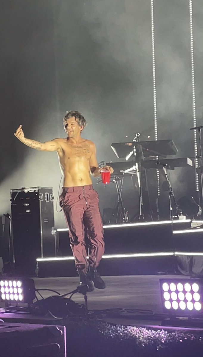HLDTour's tweet photo. Louis…back on stage for the encore…shirtless. 
#FaithInTheFutureNYC 
7.29.23

📸: rosesdaggered https://t.co/WeRdnMBisa
