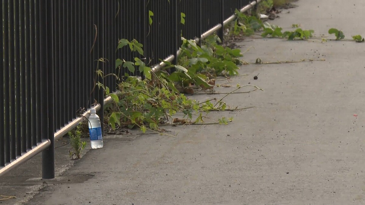 livedoornews's tweet photo. 【歩道で発見】女子中学生が死亡、帰宅中に熱中症で倒れたか 山形・米沢市
https://t.co/3AwnOyhSdL

ヘルメットをつけたまま自転車の横で倒れているのが見つかり、搬送後に死亡が確認された。当日の米沢市は猛暑日を記録しており、部活動後の帰宅中に倒れたとみられている。 https://t.co/VCrh63CxAC