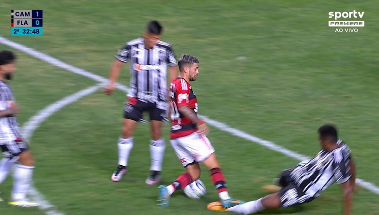 RuelRenata's tweet photo. Erro da arbitragem também na falta marcada contra o Atlético-MG que dá origem ao gol do Flamengo. Mas aqui o VAR o não pode interferir. A arbitragem tem interferência direta nos 2 gols. https://t.co/rStJbPiEYG