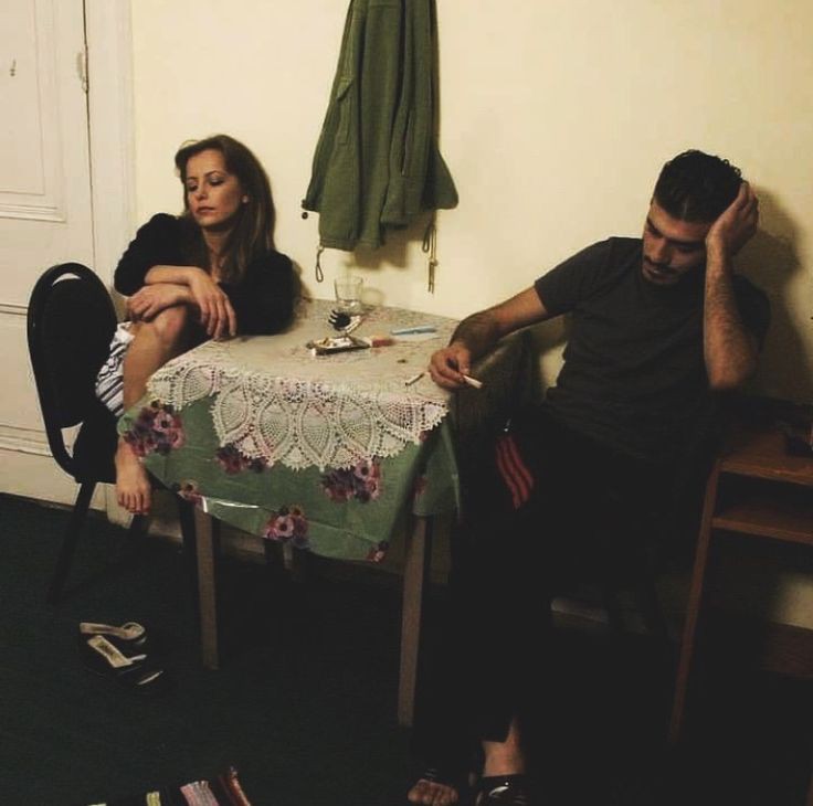 sen alısmıssın güneşli günlere,ben gecenin dördü beşiyim..