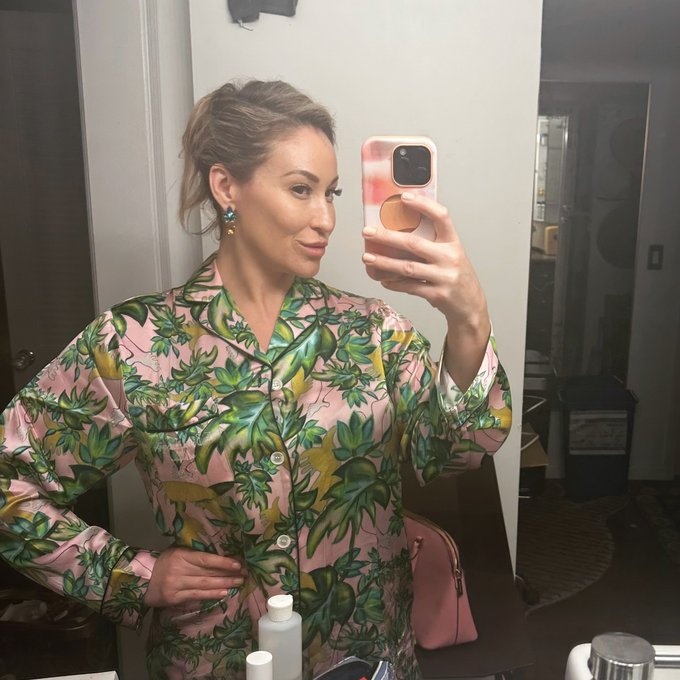 Saturday night is for silk pajamas 🌴🍍💁🏼&zwj;♀️ https://t.co/VK1HarKZXF