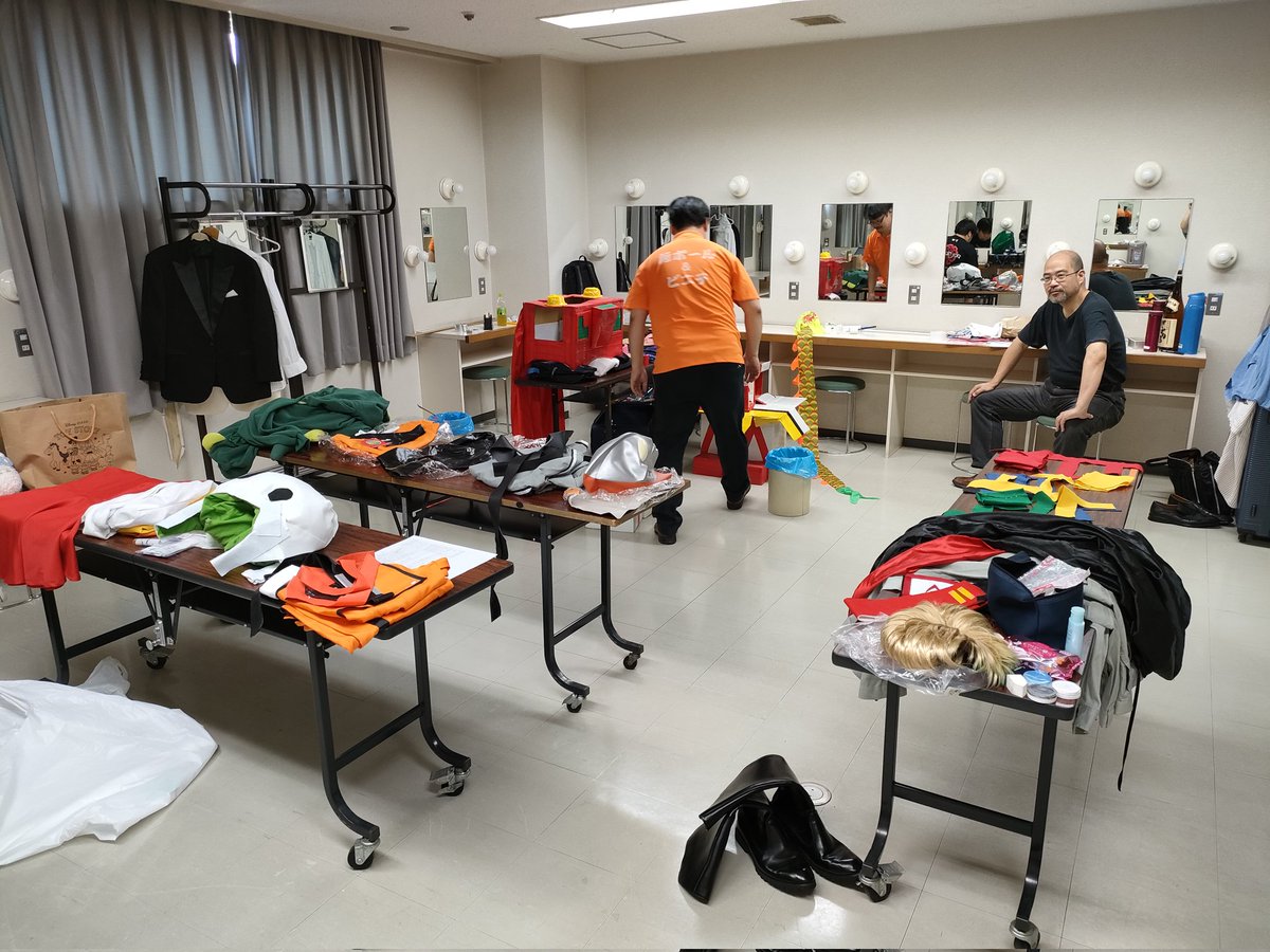 サラダホール楽屋入りいたしました。あれ？去年の5倍は荷物多いですよ？