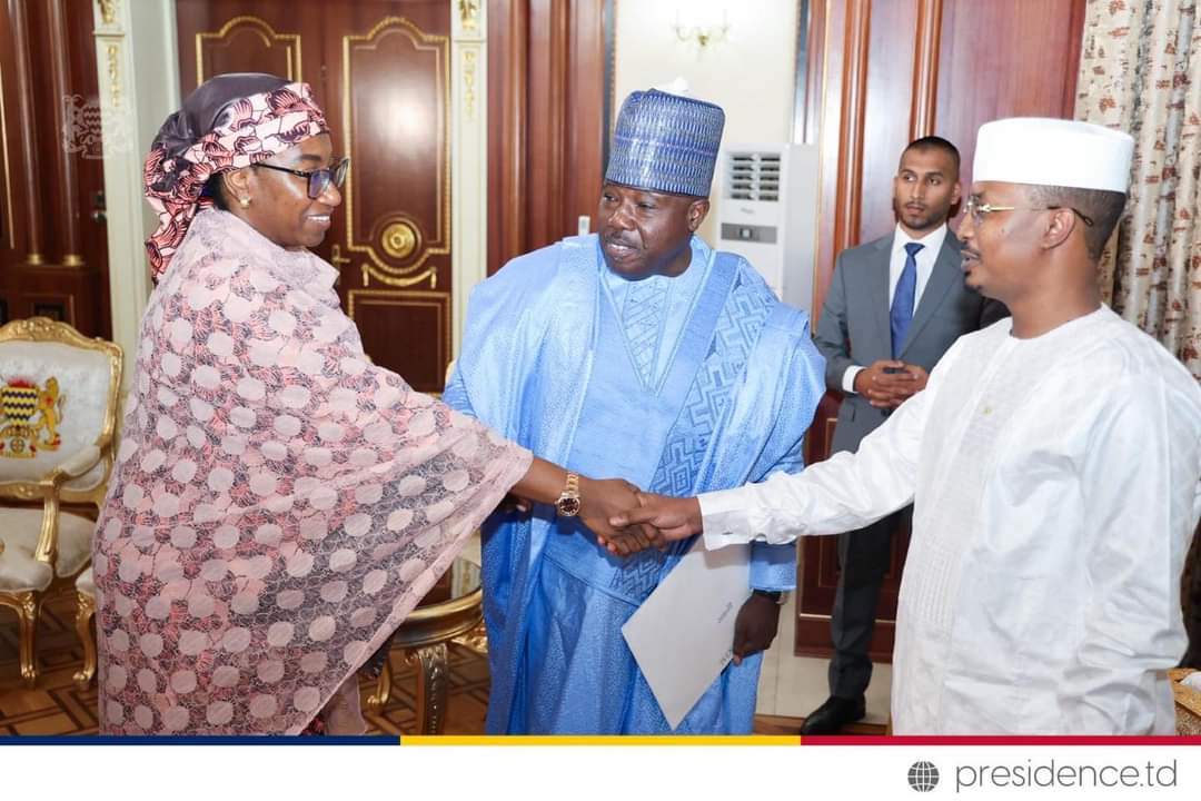 #Niger 🔴 La CEDEAO invite le putschiste Mahamat Kaka à la réunion sur le « coup d’Etat » au Niger Ce n’est pas une blague. Vous avez bien lu : le président du Nigéria a envoyé une invitation au dictateur tchadien Mahamat Kaka pour participer au prochain sommet de la CEDEAO sur…
