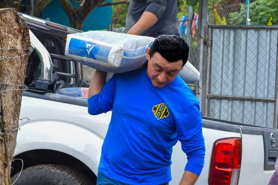 FelipeInteriano's tweet photo. 2) 🧵 que se estaba dañando por las lluvias, ver la iniciativa de los habitantes y el liderazgo que hay en la zona me motiva a sumarme y poder ayudar. 👊🏻😎

#piedrasazules #territoriofelipeinteriano https://t.co/tpO7ji1zEK