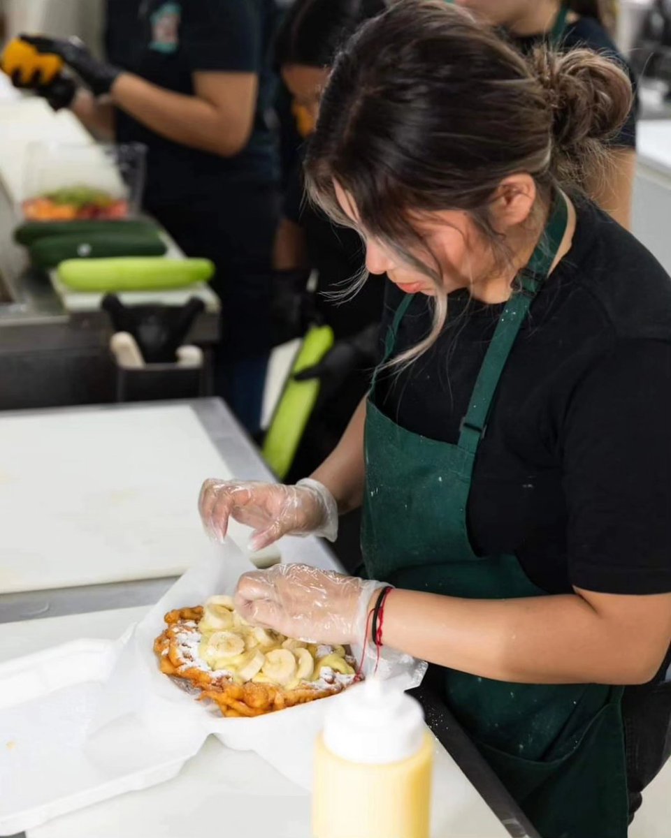 SouthsideSATX's tweet photo. We love seeing our small businesses hard at work. Did you know El Chango Loco has a drive-thru service? The El Chango loco team preps your favorite snacks fresh upon arrival. They have many variations on the menu, such as Italian ice, mangonadas, fruit plates, funnel cakes, candy apples, and everything in between. They are open every day from 11 am-11 pm.📍1909 Pleasanton Road, SATX, 78221. #LiveFromTheSouthside