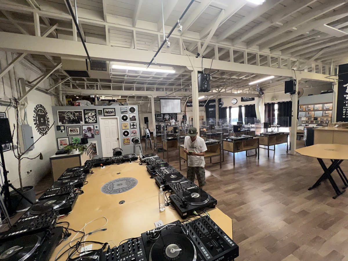 simon_jap's tweet image. 昨日はロサンゼルスを代表するDJ集団ビート・ジャンキーズ(The World Famous Beat Junkies)のスクールに撮影でお邪魔させてもらったんだけど、ターンテーブル20台くらいあってめちゃくちゃ良い環境で、日本でも色んなゲストDJを呼んだりしてやったら良さそうだったよ @DJYUTAKA 

#hiphop50 #oneunity