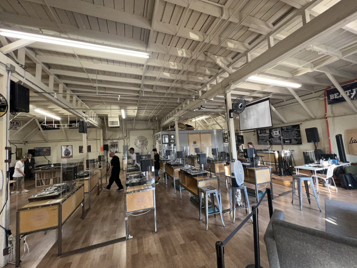 simon_jap's tweet image. 昨日はロサンゼルスを代表するDJ集団ビート・ジャンキーズ(The World Famous Beat Junkies)のスクールに撮影でお邪魔させてもらったんだけど、ターンテーブル20台くらいあってめちゃくちゃ良い環境で、日本でも色んなゲストDJを呼んだりしてやったら良さそうだったよ @DJYUTAKA 

#hiphop50 #oneunity