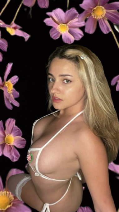 Living in my very own flower world, do you wanna join me there?🌷 https://t.co/251exTtPOi<a href="/tag/onlyfans"class="tags"><span>#onlyfans</span></a>