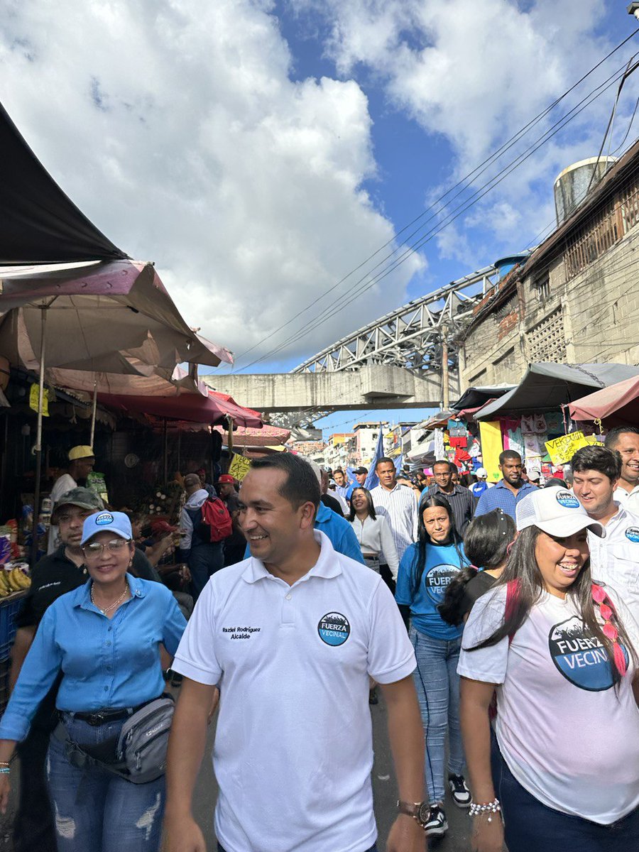 razielrod_'s tweet photo. Ayer recorrimos #Petare junto al equipo de @lafuerzavecinal, increíble todo el cariño y muestras de afecto de la gente. 

Llevamos el mensaje que el municipio #Sucre también puede cambiar de la misma manera que lo estamos logrando en #Guatire. https://t.co/WkDjG6e9AO