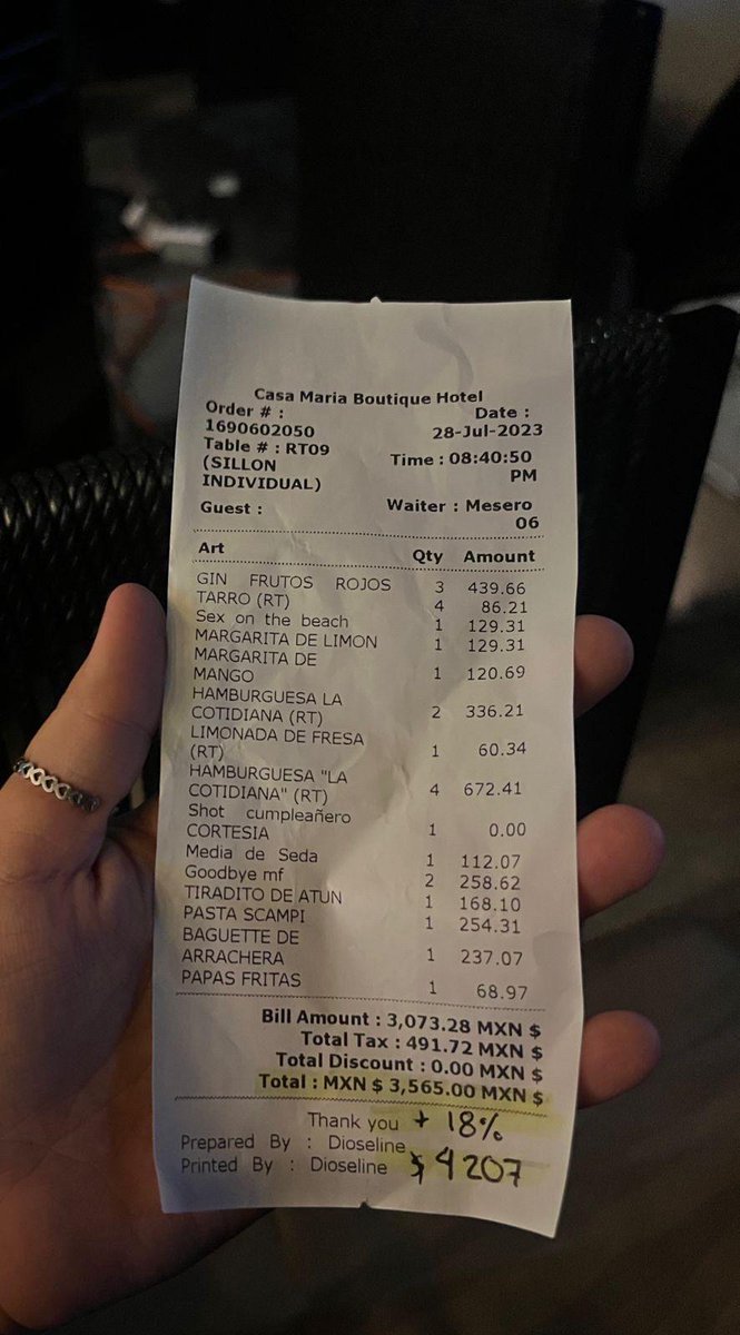 La #propina no es obligatoria y no debe ser incluida en la cuenta, unos amigos tuvieron una pésima experiencia en el Roof Top del Hotel Casa María Boutique, al incluirles el 18% de propina en la cuenta. No se vale!! #rt